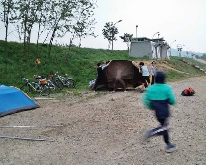 바람 강한 날 캠핑을 간 중딩들