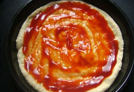 sauce-spread-all-over-pizza-surface.jpg