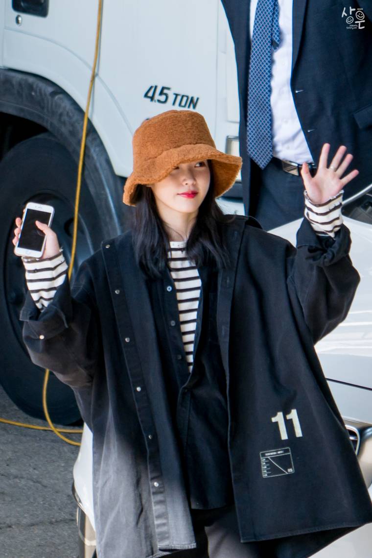 181028 dlwlrma 부산콘서트 출근 아이유 01.jpg