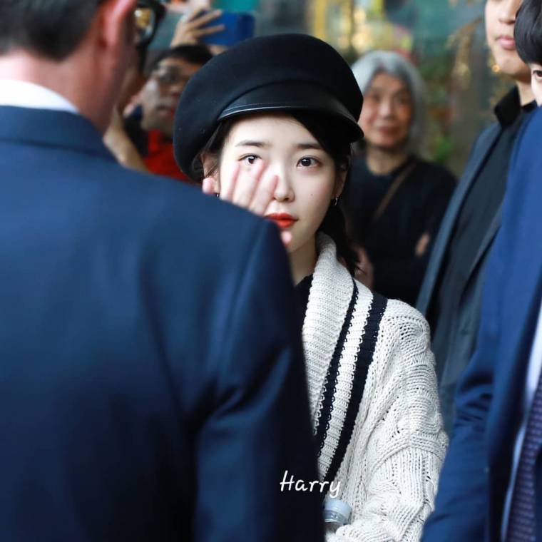 181226 아이유 입국 14.jpg