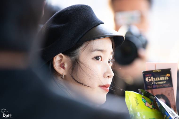 181226 아이유 입국 60.jpg